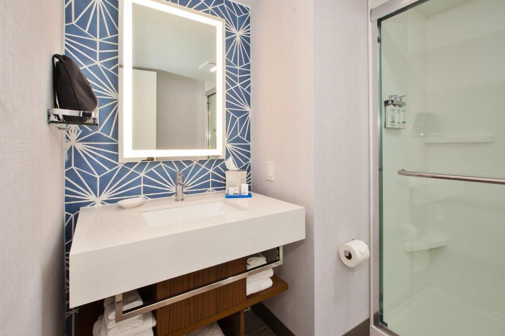 King Room with Roll-in Shower - Communication Accessible interior